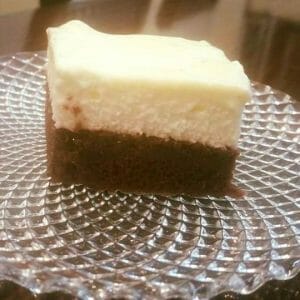 עוגת שכבות בציפוי שוקולד לבן