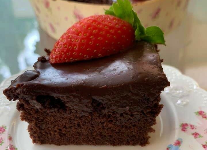 עוגת שוקולד חלומית (מושלמת עם תותים)