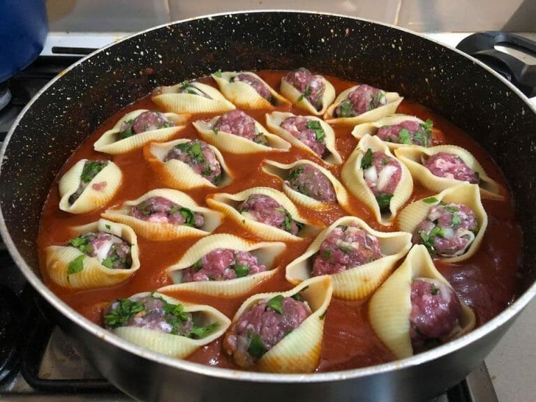 מנה איטלקית אצלכם במטבח: פסטה קונכיות ממולאות בבשר (כולם מתים על זה!)