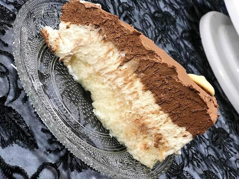 עוגת וניל שוקולד מוס עם תחתית קוקוס – עוגה מרשימה ופשוטה ממה שחושבים!
