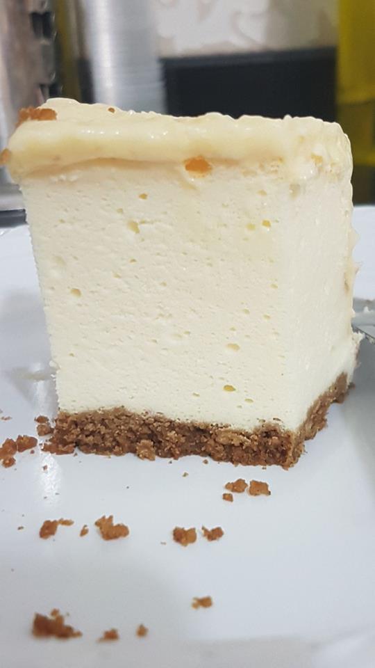 עוגת גבינה אפויה עם תחתית קרמל מפנקת