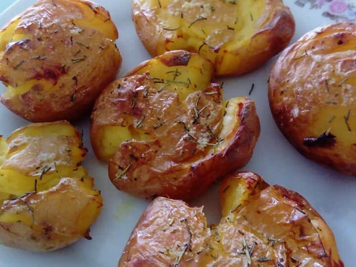 כמה פשוט, ככה טעים: תפוחי אדמה בתנור מעוכים וקריספיים עם רוזמרין