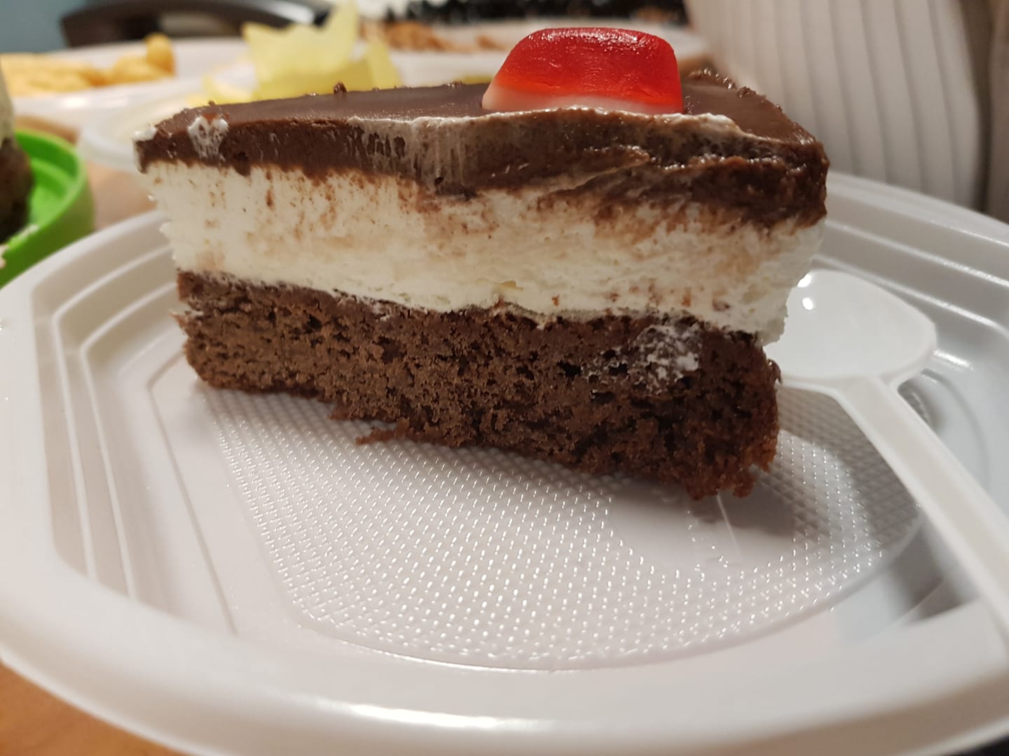 עוגת שוקולד עם קצפת וגנאש מפנק