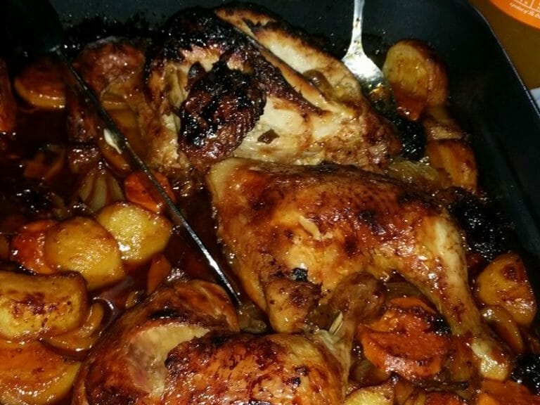 עוף בתנור עסיסי ומשגע – עם תפוחי אדמה קריספיים ומרינדה מתקתקה (בקלי קלות)