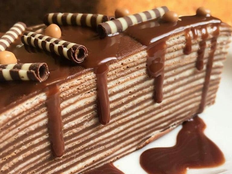 תאווה לעיניים ולחיך: עוגת קרפ צרפתי מושחתת עם טעם מטריף (ללא אפייה!)