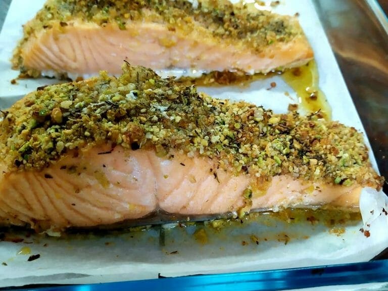 עסיסי ורך במיוחד: מתכון דג סלמון בתנור פשוט וקל בציפוי פיצוחים ועוד! (הכי בריא שיש)