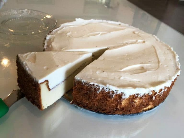 עוגת גבינה אפויה עם קרם וניל מהפנט – מתכון קל וברור שילווה אותכם שנים!