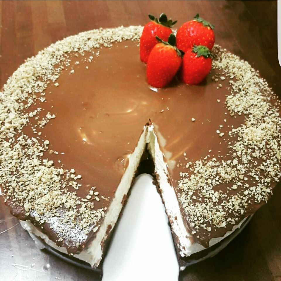עוגת שוקולד לפסח עם קרם וניל וציפוי שוקולד