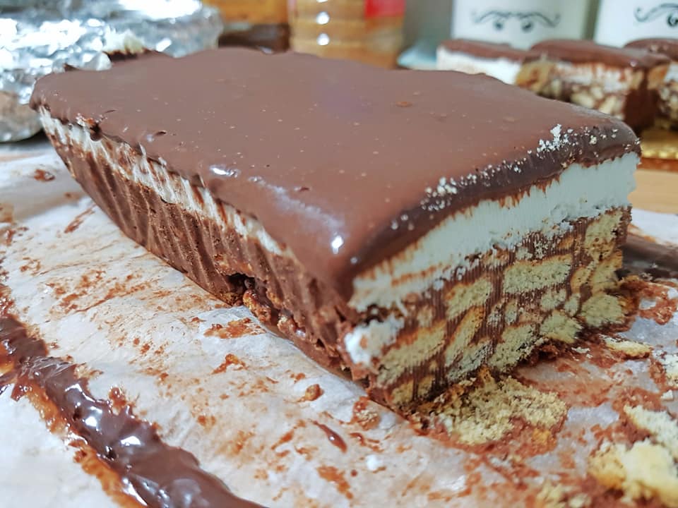 עוגת ביסקוויטים שוקולד בשכבות עם קוקוס