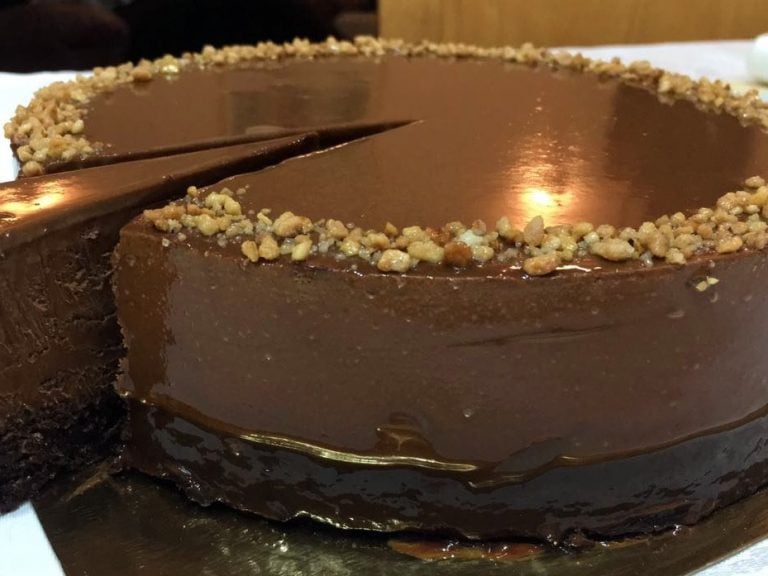 אנחות עונג לאחר כל ביס: עוגת מוס שוקולד פרווה להתעלף (עם אגוזים מפנקים!)