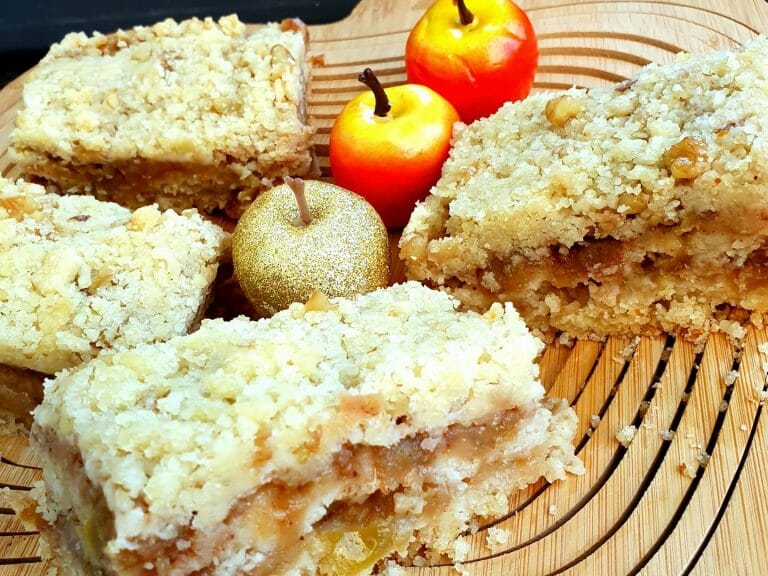 להתפורר מעונג: עוגת תפוחים פירורים מעלפת במיוחד (פרווה וללא מרגרינה!)