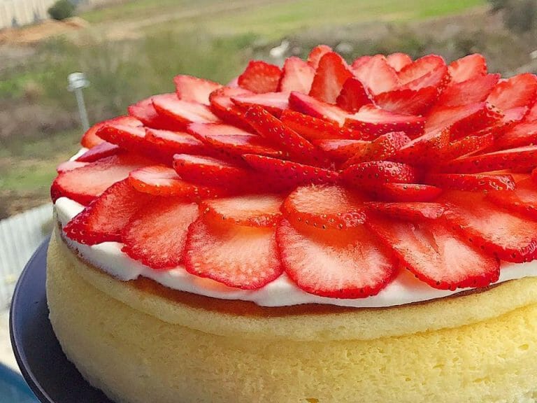 רוצים להרשים? מתכון עוגת גבינה אפויה עם תותים שתמיד מצליח (ואוו!)