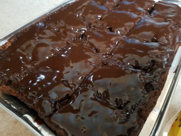 חובה להכין בסופ"ש: עוגת שוקולד לשבת מושחתת ומפנקת במיוחד (הכנה בדקות ספורות!)