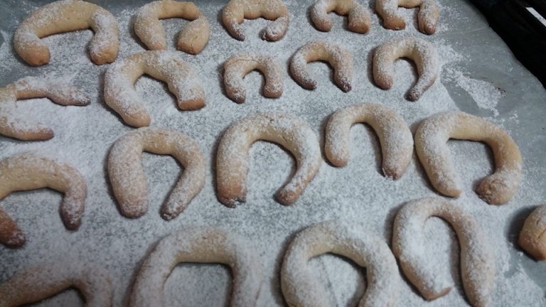 עוגיות שקדים בצורת סהרונים
