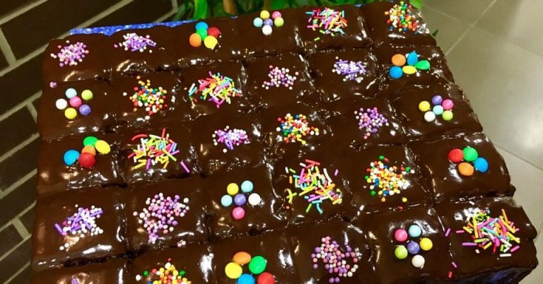 עוגת שוקולד גבוהה ליום הולדת