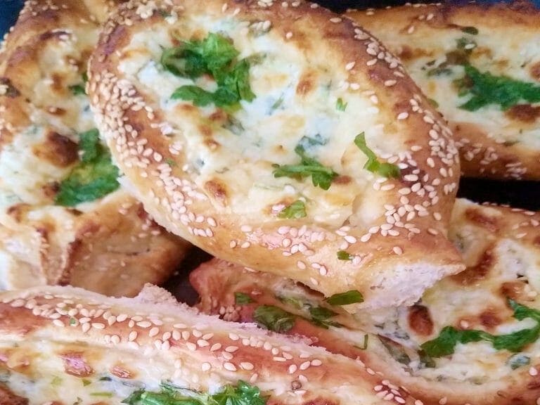 גאוות המטבח בגיאורגי: חצ'פורי מאפה גבינות מנצח, קל ומהיר (ביס נמס בפה!)