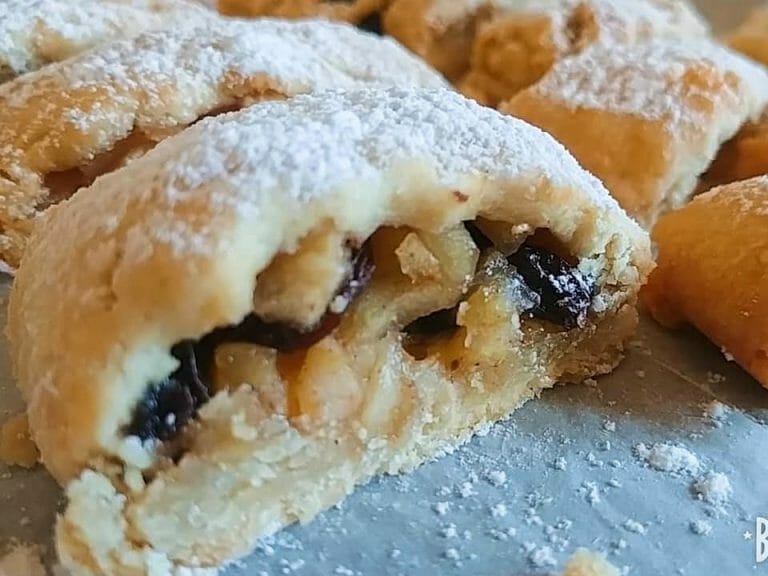 תענוג שנמס בפה: עוגיות מגולגלות מושלמות במילוי תפוחים צימוקים וקינמון (תרצו להכין שוב ושוב!)