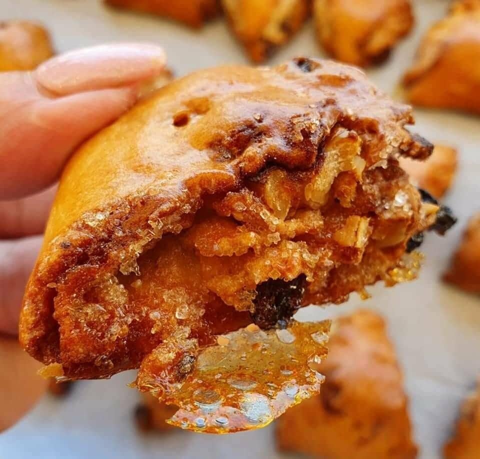 עוגיות דבש מגולגלות עם אגוזים וצימוקים