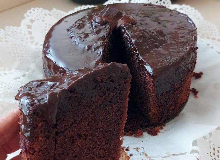 עסיסיות מטריפה בקלי קלות: עוגת שוקולד משמחת וטעימה בקערה אחת (מושחתת ביותר!)