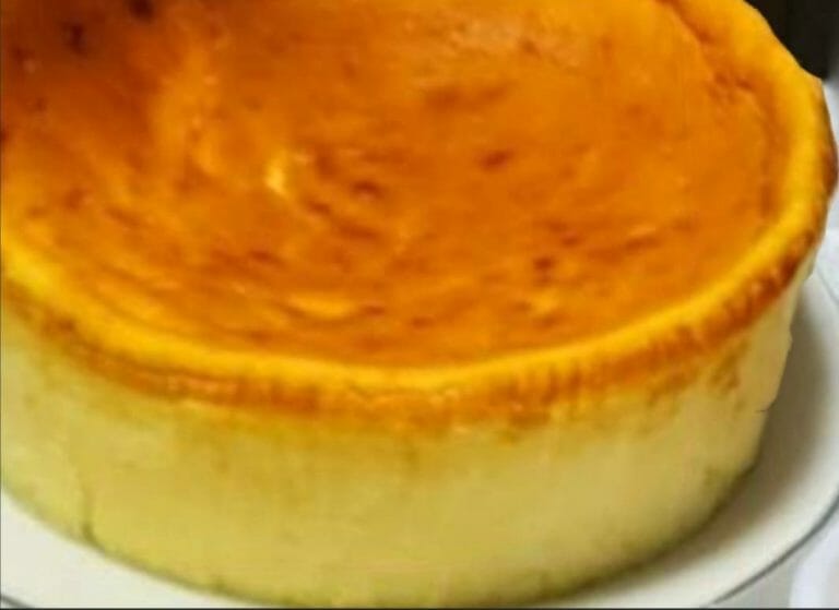 עוגת גבינה אפויה גבוהה ומרשימה במיוחד