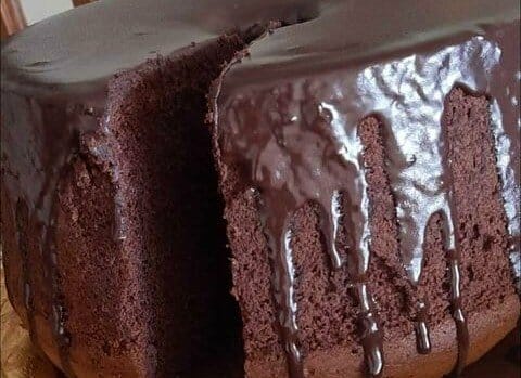 עוגת שוקולד גבוהה קוצרת מחמאות