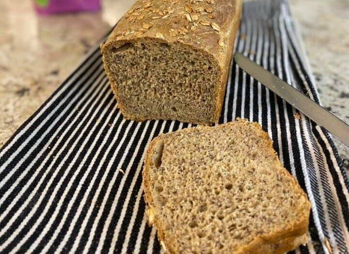בואו תשמעו את הקראנץ': לחם כוסמין מלא בטעם משגע (עם שיבולת שועל ופרג!)