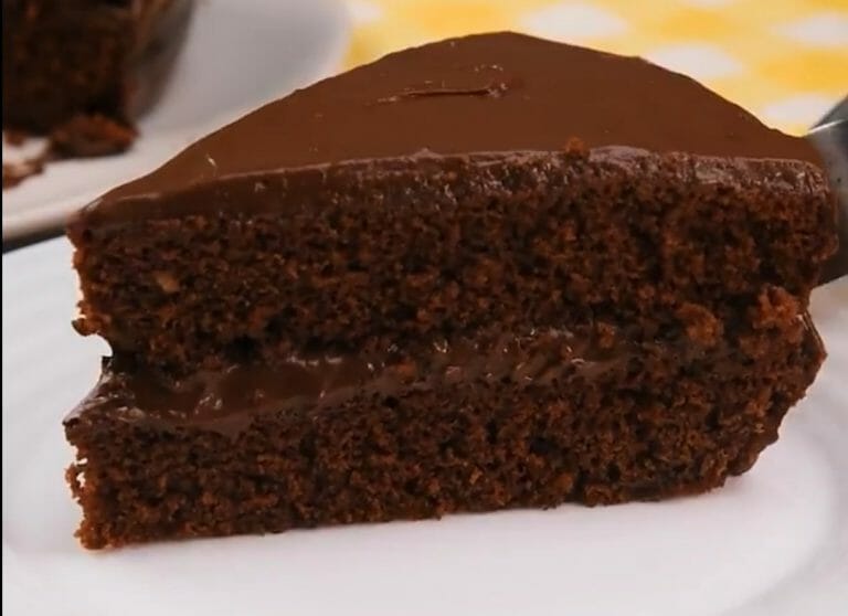 עוגת שוקולד שכבות עם ציפוי (סרטון)
