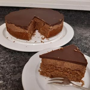 עוגת שוקולד שכבות עם קרם