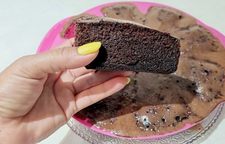 רק 4 דקות ובלי מיקסר: עוגת שוקולד במיקרו שמכבבת אצלי שנים!