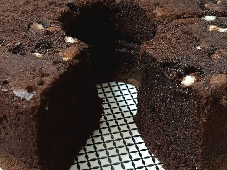 מחפשים עוגה לשבת? רצוי להכיר: עוגת שוקולד עסיסית עם פטנט קטן שתמיד מצליחה!