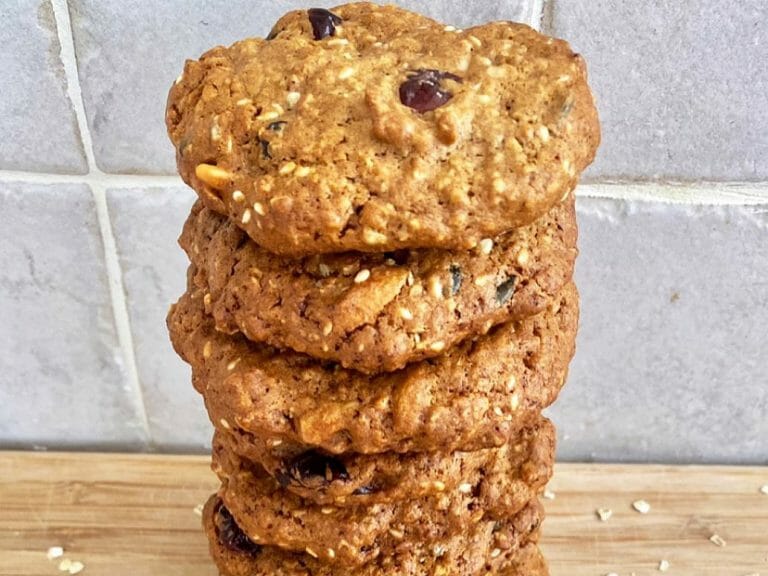 עוגיות שיבולת שועל פריכות עם פיצוחים – פינוק בריא ליד הקפה (+ גרסה ללא סוכר או טבעונית)