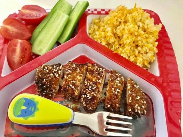 אין ארוחת צהריים טעימה וקלה מזו – שניצלונים בתנור בריאים לילדים שזוללים בשניות!