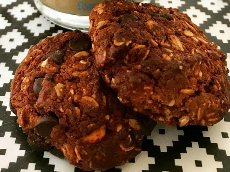 בוסט של אנרגיה מתוקה: עוגיות שיבולת שועל שוקולד ממכרות – מושלם להפסקת קפה (+ גרסה טבעונית)
