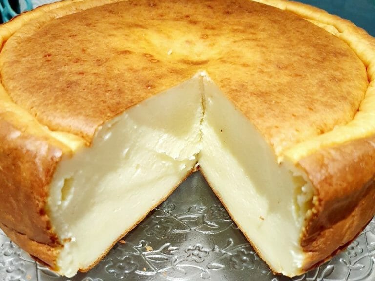 העוגה שתיקח אתכם הכי גבוה שאפשר: עוגת גבינה ללא הפרדת ביצים (עם מרכיב מפתיע)