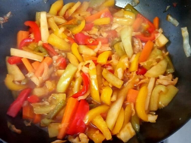 לשבור שגרה, להקפיץ כל ארוחה: מנת מוקפץ ירקות הכי קלה, טעימה וצבעונית שתמצאו!