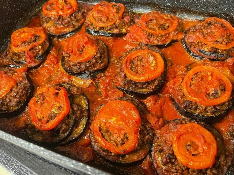 הכי מיוחד לשבת: קציצות ברוטב עגבניות עם חציל ותפו״א (היישר מהמטבח הטורקי!)