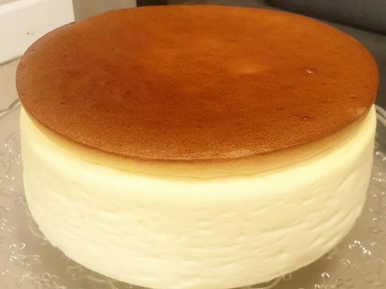 קלה, פשוטה וגבוהה: עוגת גבינה אפויה שתמיד מצליחה (ללא גלוטן וקמח!)
