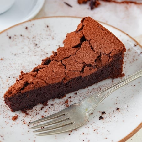 עוגת שוקולד פאדג׳ית ללא קמח (ב-5 מרכיבים!)