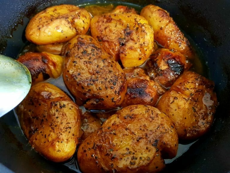 אמאלה איזה ריח! עוף בתנור עם תפוחי אדמה עסיסיים ברוטב מושלם!