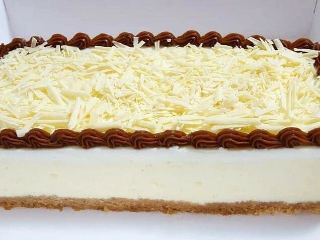 יוצא מעולה: מוס עוגת גבינה אפויה עם תחתית + טיפים להצלחה מובטחת!
