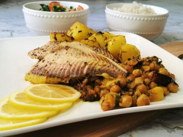 יפהפה, קל ומשביע: דג אמנון בתנור על מצע של גרגירי חומוס ותפו"א
