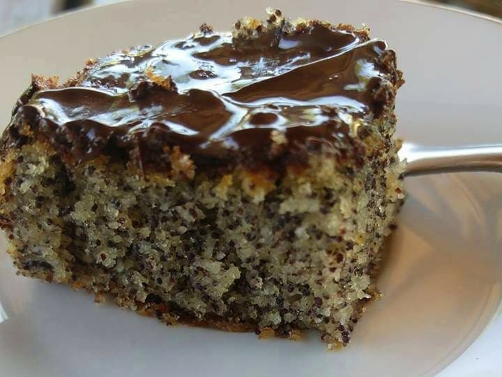 ערבוב אחד ויש לכם עוגה: עוגת פרג בחושה עם ציפוי שוקולד בטעם מנצח!