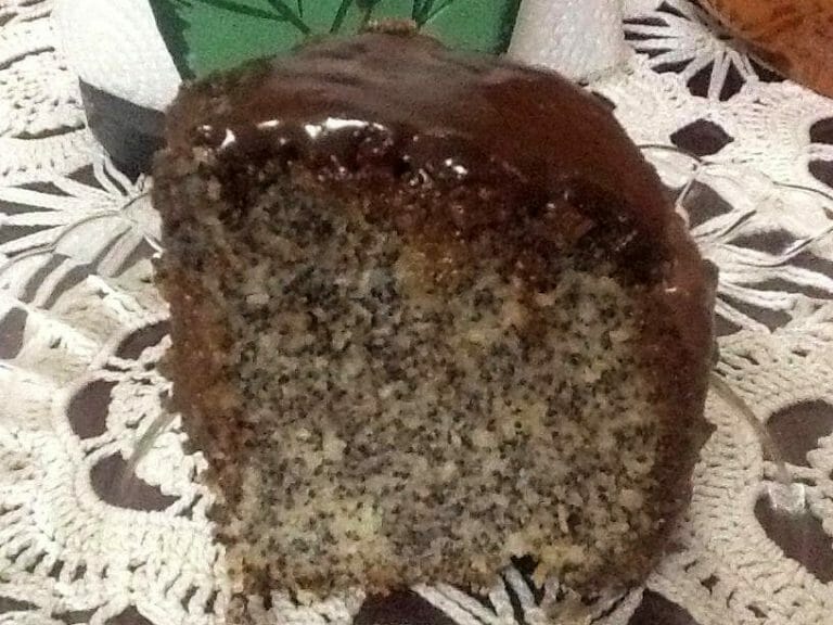 חוזרת ובגדול: עוגת פרג מהממת גבוהה ורכה עם ציפוי שוקולדי עשיר!