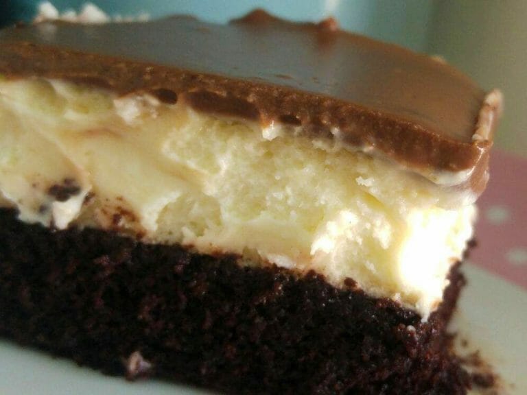 הכי מפנקת שיש לשבת ולאירוח: עוגת שכבות שוקולד עם קרם וניל וציפוי שוקולד!