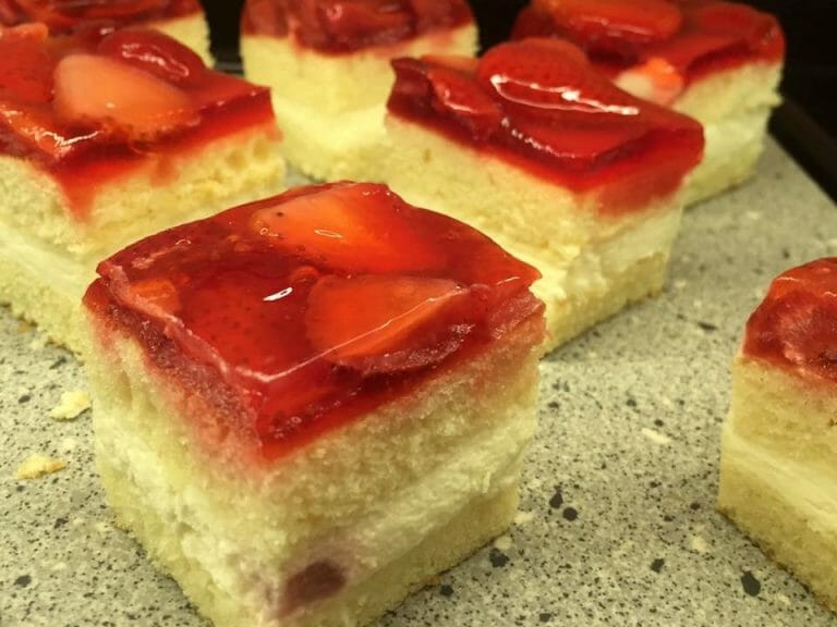 טעם של פעם: מתכון עוגת תותים עם שמנת וג'לי קלאסית ומפנקת!