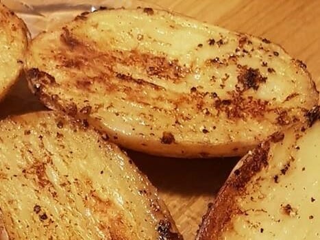 תוספת מעולה לכל מנה: תפוחי אדמה בתנור שמכינים בקלי קלות (קלאסי ומושלם!)